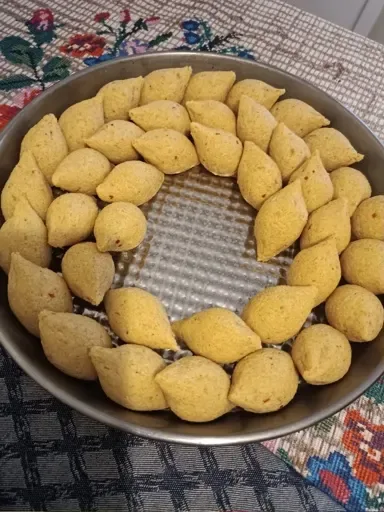Haşlanmış içli köfte tepsisi
