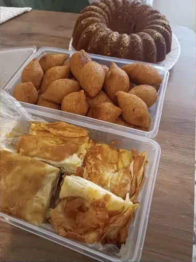 Sipariş kutuları: kızarmış içli köfte, börek ve kek