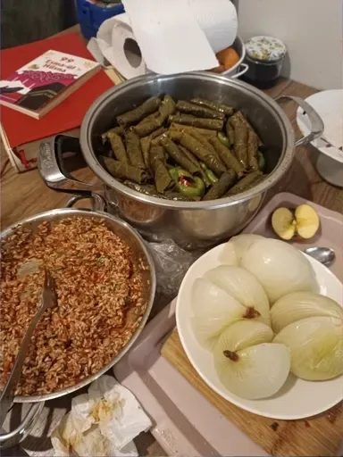 Tencerede yaprak sarma